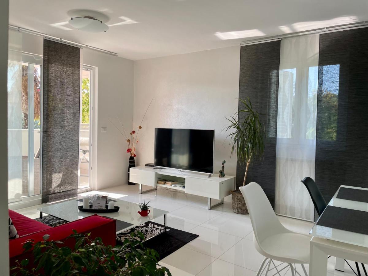 Apartments Bloom Near The Beach Porec Exterior photo